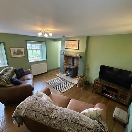 Delightful Detached 2 Bedroom *