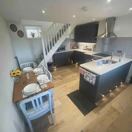 Delightful Detached 2 Bedroom *